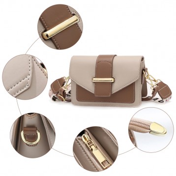 女性のショルダーバッグ